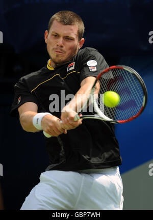 Großbritanniens Joshua Goodall in Aktion am 1. Platz gegen Giles Muller am ersten Tag der AEGON Championships im Queen's Club, London. Stockfoto