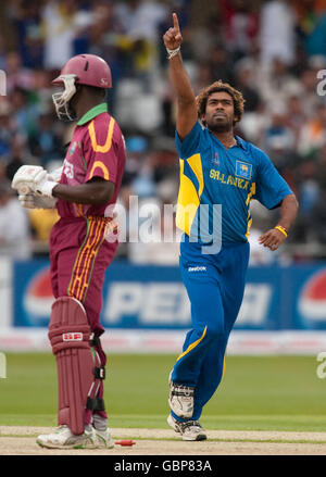 Sri Lankas Lasith Malinga feiert den entlassenden West Indies' Xavier Marshall während des ICC World Twenty20-Spiels in Trent Bridge, Nottingham. Stockfoto