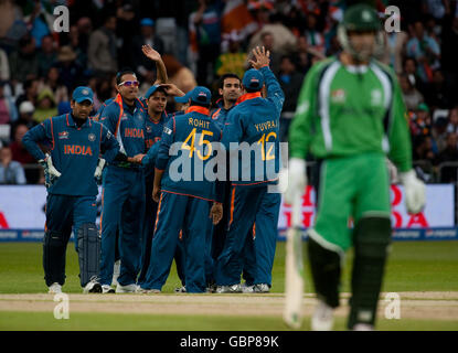 Der indische Zaheer Khan feiert mit seinen Teamkollegen, nachdem er Andre Botha aus Irland während des ICC World Twenty20-Spiels in Trent Bridge, Nottingham, entlässt hat. Stockfoto