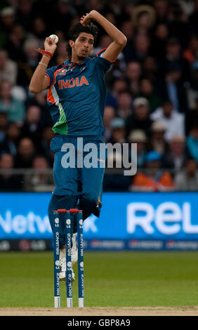 Cricket - ICC World Twenty20 Cup 2009 - Gruppe A - Indien - Irland - Trent Bridge. Indiens Ishant Sharma bowls während des ICC World Twenty20-Spiels in Trent Bridge, Nottingham. Stockfoto