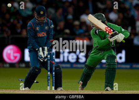 Der irische Gary Wilson wird vom indischen Harbhajan Singh während des ICC World Twenty20-Spiels in Trent Bridge, Nottingham, gewirtet. Stockfoto