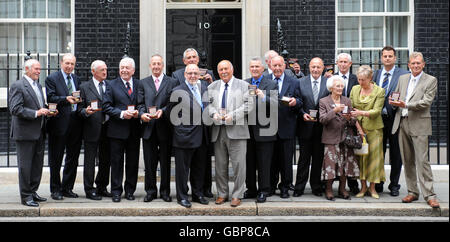 Jimmy Greaves (vorne rechts) steht mit dem Vorsitzenden des Fußballverbands Geoff Thompson (vorne links) vor den anderen Medaillenempfängern, die Premierminister Gordon Brown überreicht hat, nach einem Downing Street-Empfang für ungenutzte Mitglieder des WM-Kaders 1966. Stockfoto