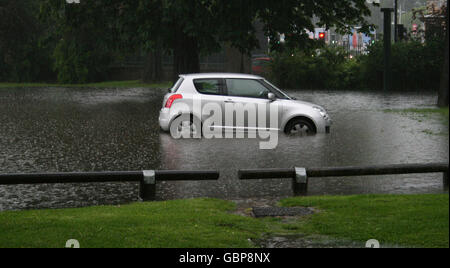 Ein Auto in Hillsborough Park Sheffield. Ein sintflutartiger Regensturm überflutete heute Abend Grundstücke in einer Stadt und verursachte einen Stillstand auf den Straßen. Stockfoto