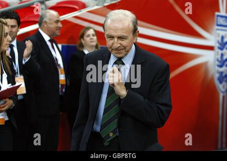 Fußball - FIFA Fußball-Weltmeisterschaft 2010 - Qualifikationsrunde - Gruppe sechs - England gegen Andorra - Wembley Stadium. Jimmy Armfield macht sich zur Halbzeit auf den Weg zum Spielfeld, um seine WM-Siegermedaille 1966 zu sammeln. Stockfoto