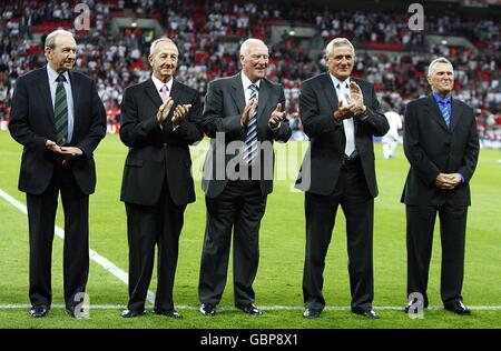 L-R: Jimmy Armfield, Gerry Byrne, Ron Flowers, Norman Hunter und Terry Paine zur Halbzeit auf dem Platz, um ihre WM-Siegermedaillen 1966 zu sammeln. Stockfoto