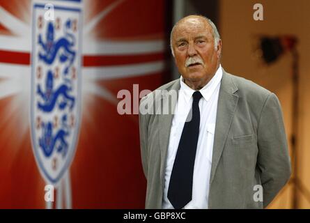 Fußball - FIFA Fußball-Weltmeisterschaft 2010 - Qualifikationsrunde - Gruppe sechs - England gegen Andorra - Wembley Stadium. Jimmy Greaves macht sich zur Halbzeit auf den Weg zum Spielfeld, um seine WM-Siegermedaille 1966 zu sammeln. Stockfoto