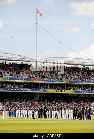 England und Indien stehen vor dem ICC World Twenty20 Super Eights Match in Lord's, London, für die Nationalhymnen an. Stockfoto