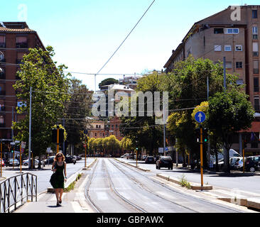 Rom, Italien - 2. Juli 2017: eine Frau geht auf Viale di Trastevere in einer ruhigen Samstagmorgen. Stockfoto