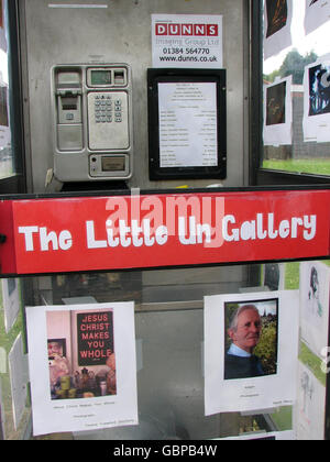 Eine vandalgeplagte Telefonbox in Cradley, West Midlands, die als die kleinste Kunstgalerie Großbritanniens eine neue Lebensader erhalten hat. Stockfoto