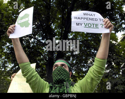 Während einer Kundgebung nach den Wahlen im Iran halten Demonstranten Plakate vor der iranischen Botschaft in London hoch. Stockfoto
