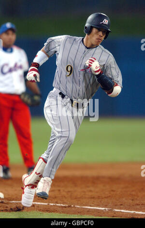 Baseballspiele - Olympische Spiele 2004 in Athen - Vorrunde der Männer - Japan - Kuba. Japans Kenji Joima in Aktion Stockfoto