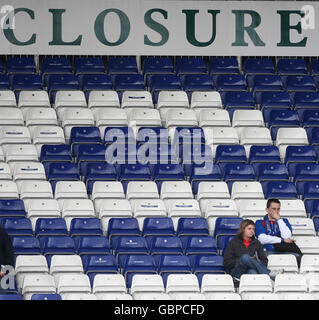 Inverness-Fans in den Tribünen sitzen nach dem letzten Pfiff während des Spiels der Clydesdale Bank Premier League im Tulloch Caledonian Stadium, Inverness, niedergeschlagen. Stockfoto