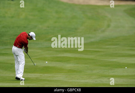 Der Engländer Paul Casey spielt seinen zweiten Schuss auf das 3. Loch während der 3. Runde der BMW PGA Championship im Wentworth Golf Club, Surrey. Stockfoto