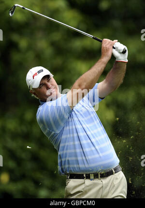 Stephen Dodd von Wales schlägt während der Runde 3 der BMW PGA Championship im Wentworth Golf Club, Surrey, das 2. Loch ab. Stockfoto