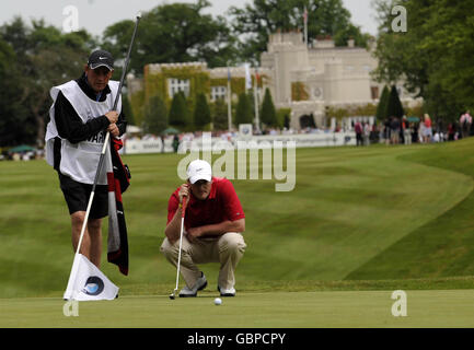 Der schottische Marc Warren bereitet sich darauf vor, während der Runde 3 der BMW PGA Championship im Wentworth Golf Club, Surrey, auf das erste Grün zu putten. Stockfoto