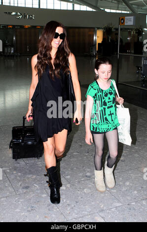 Die Schauspielerin Kate Beckinsale geht durch das Terminal 5 am Flughafen Heathrow, Middlesex, während sie und ihre Tochter Lily einen Flug erwischen. Stockfoto