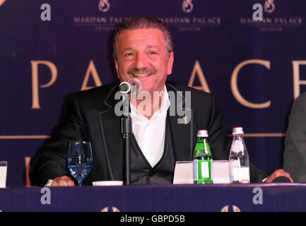 Der Eigentümer Telman Ismailov bei einer Pressekonferenz im Vorfeld der Eröffnungsfeier des Hotels Mardan Palace in Antalya, Türkei. DRÜCKEN SIE VERBANDSFOTO. Bilddatum: Samstag, 23. Mai 2009. Das Luxusresort kostete rund 1,4 Milliarden und verfügt über den größten Swimmingpool des Mittelmeers mit Gondeln, um die Gäste herumzusegeln. Es gibt 15 Bars und 10 a la Carte Restaurants. Der Bildnachweis sollte lauten: ZAK Hussein/PA Wire Stockfoto