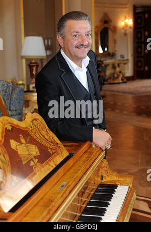 Der Eigentümer Telman Ismailov vor der Eröffnungsparty des Hotels Mardan Palace in Antalya, Türkei. DRÜCKEN SIE VERBANDSFOTO. Bilddatum: Samstag, 23. Mai 2009. Das Luxusresort kostete rund 1,4 Milliarden und verfügt über den größten Swimmingpool des Mittelmeers mit Gondeln, um die Gäste herumzusegeln. Es gibt 15 Bars und 10 a la Carte Restaurants. Der Bildnachweis sollte lauten: ZAK Hussein/PA Wire Stockfoto