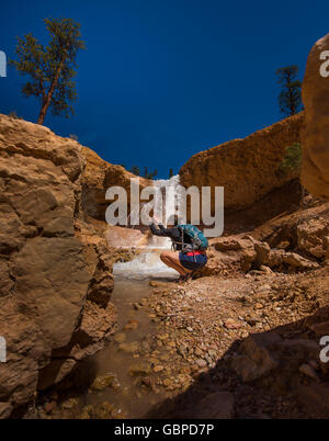 Backpacker Mädchen Exploring Bryce Canyon Wasserfall in der Nähe von Mossy Cave USA Reisen Landschaften Stockfoto