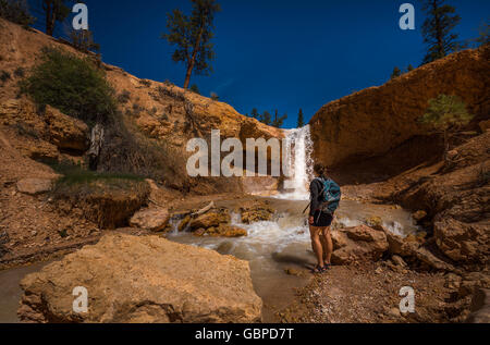 Backpacker Mädchen Exploring Bryce Canyon Wasserfall in der Nähe von Mossy Cave USA Reisen Landschaften Stockfoto