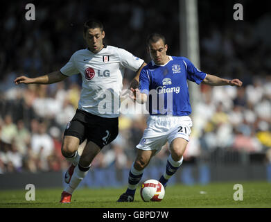 Fulhams Clint Dempsey (links) und Evertons Leon Osman (rechts) kämpfen während des Spiels der Barclays Premier League im Craven Cottage, London, um den Ball. Stockfoto