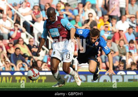 Fußball - Barclays Premier League - West Ham United / Middlesbrough - Upton Park. Gary O'Neil von Middlesbrough (rechts) und Luis Boa Morte von West Ham United (links) kämpfen um den Ball Stockfoto