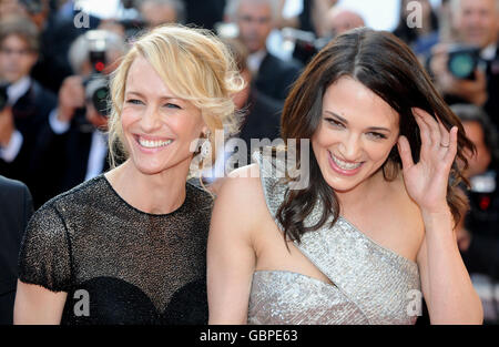 Robin Wright-Penn und Asia Argento kommen zur Premiere des neuen Films Coco Chanel und Igor Strawinsky, während der Filmfestspiele von Cannes, im Palais de Festival in Cannes, Frankreich. Stockfoto