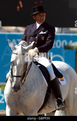 Reiten - Olympische Spiele 2004 In Athen - Dressur - Individueller Grand Prix Freestyle. Der spanische Rafael Soto in Aktion gegen Invasor Stockfoto