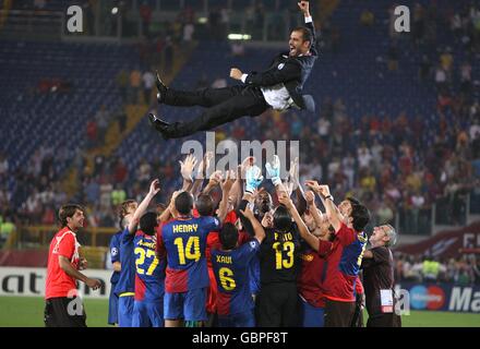 Fußball - UEFA Champions League - Finale - Barcelona / Manchester United - Stadio Olimpico. Barcelonas Trainer Josep Guardiola wird von seinem Team in die Luft geschleudert, nachdem es die Trophäe der UEFA Champions League gewonnen hat Stockfoto
