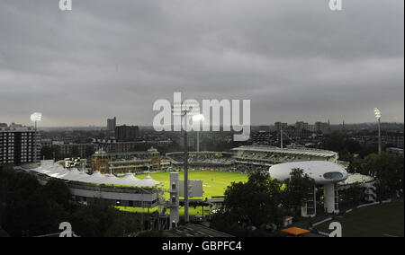 Middlesex spielen Kent im Twenty20 Cup unter der neuen permanenten Flutbeleuchtung im Lord's Cricket Ground, London. Stockfoto