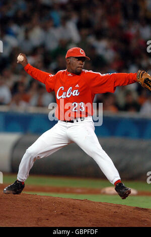 Baseballspiele - Olympische Spiele 2004 in Athen - Herren-Baseballspiele - Finale - Australien / Kuba. Kubas Vicyohandri Odelin in Aktion Stockfoto