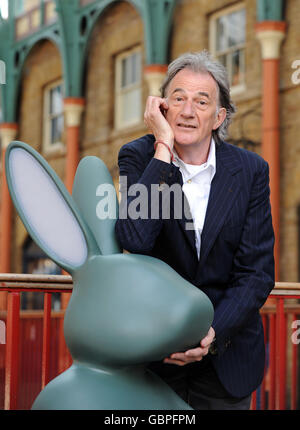 Der britische Modedesigner Paul Smith enthüllt die neue Mülltonne in London. Der riesige Hase 'Bunny bin' hat Ohren, die aufleuchten, wenn jemand im Zentrum Londons Müll hineinlegt. Stockfoto