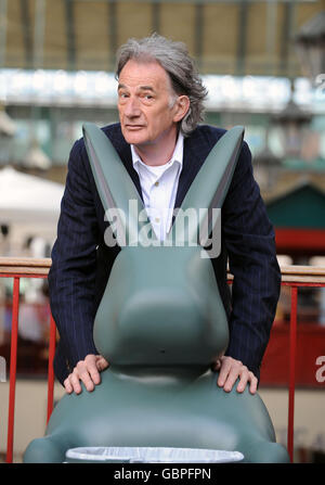 Der britische Modedesigner Paul Smith enthüllt die neue Mülltonne in London. Der riesige Hase 'Bunny bin' hat Ohren, die aufleuchten, wenn jemand im Zentrum Londons Müll hineinlegt. Stockfoto