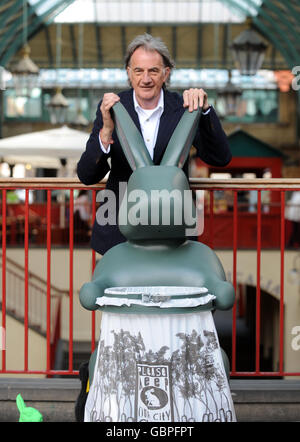 Der britische Modedesigner Paul Smith enthüllt die neue Mülltonne in London. Der riesige Hase 'Bunny bin' hat Ohren, die aufleuchten, wenn jemand im Zentrum Londons Müll hineinlegt. Stockfoto