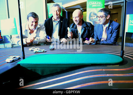 (Von links nach rechts) Mark Blundell, Nick Mason, Perry McCarthy (der ursprüngliche Top Gear Stig) und Michael Lucas von ING treten während des Child's Voice Appeal Circuit Launch in London auf einer Scalextric-Strecke gegeneinander an. Stockfoto