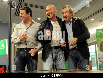 (Von links nach rechts) Mark Blundell, Perry McCarthy (der ursprüngliche Top Gear Stig) und Nick Mason treten während des Child's Voice Appeal Circuit Launch von NSPCC in London auf einer Scalextric-Strecke gegeneinander an. Stockfoto