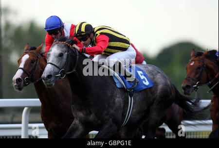 Cima De Triomphe mit Christophe Lemaire (gelbe und schwarze Kappe) gewinnt den Blue Square Brigadier Gerard Stakes während des Blue Square Brigadier Gerard Abends auf der Sandown Racecourse in Esher, Surrey. Stockfoto