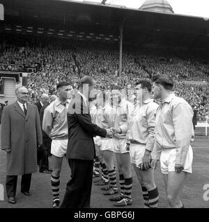 Burnley-Kapitän Jimmy Adamson (l) sieht als HRH die an Duke of Edinburgh (zweite l) Schüttelt Torhüter Adam Blacklaw die Hände (zweite R) Stockfoto