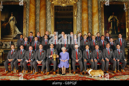 HRH Queen Elizabeth II posiert mit dem triumphalen England Kader während eines Empfangs im Buckingham Palace für die WM-Sieger: (Hintere Reihe, l-r) Jason Robinson, Julian White, Trevor Woodman, Steve Thompson, Mike Cott, Iain Balshaw, Dan Luger, Stuart Abbott, Andy Gomarsall, Josh Lewsey, Jason Leonard; (Mittlere Reihe, l-r) Mike Tindall, Ben Cohen, Joe Worsley, Martin Corry, Ben Kay, Danny Grewcock, will Greenwood, Lewis Moody, Richard Hill, Mark Regan, Simon Shaw; (vordere Reihe, l-r) Matt Dawson, Paul Grayson, Dorian West, Lawrence Dallaglio, Martin Johnson, her Majesty, Clive Woodward, Jonny Stockfoto