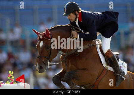 Reiten - Olympische Spiele 2004 in Athen - Springen - Einzelrunde A. der britische Nick Skelton in Aktion auf Arko III Stockfoto