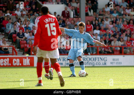 Fußball - Coca-Cola Football League Championship - Nottingham Forest / Coventry City. Stephen Hughes von Coventry City erzielt ihr viertes Tor Stockfoto