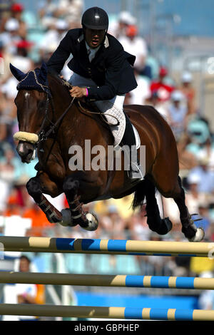 Reiten - Olympische Spiele 2004 in Athen - Springen - Einzelrunde A. Bulgariens Rossen Raitchev in Aktion auf Medoc II Stockfoto