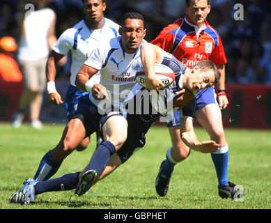 Samoas Lolo Lui und der schottische Greig Laidlaw in Aktion am zweiten Tag des Emirates Airline Edinburgh Sevens Festival in der IRB Sevens World Series in Murrayfield, Edinburgh. Stockfoto