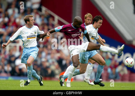 Fußball - Coca-Cola Football League Championship - West Ham United / Burnley. Nigel REO-Coker von West Ham United und Tony Grant und Michael Duff von Burnley Stockfoto