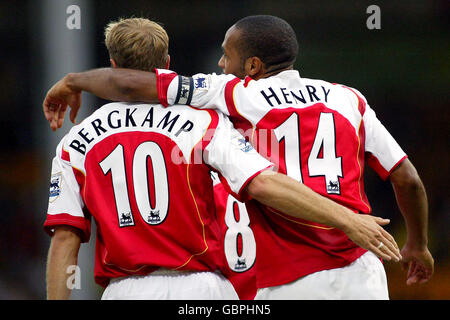 Fußball - FA Barclays Premiership - Norwich City / Arsenal. Thierry Henry von Arsenal feiert sein Tor gegen Norwich City mit Dennis Bergkamp Stockfoto