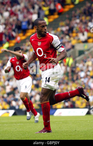 Fußball - FA Barclays Premiership - Norwich City / Arsenal. Thierry Henry von Arsenal feiert sein Tor gegen Norwich City Stockfoto