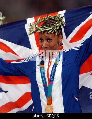 Leichtathletik - Olympische Spiele 2004 in Athen - 1500-m-Finale für Damen. Die britische Kelly Holmes mit ihrer Goldmedaille für die 1500m Stockfoto