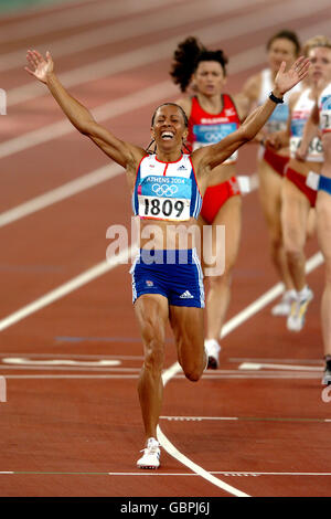 Die britische Kelly Holmes feiert, als sie die Linie überquert Um Gold zu gewinnen und den nationalen Rekord zu brechen Stockfoto