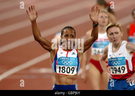 Die britische Kelly Holmes feiert, als sie die Linie überquert Um Gold zu gewinnen und den nationalen Rekord zu brechen Stockfoto