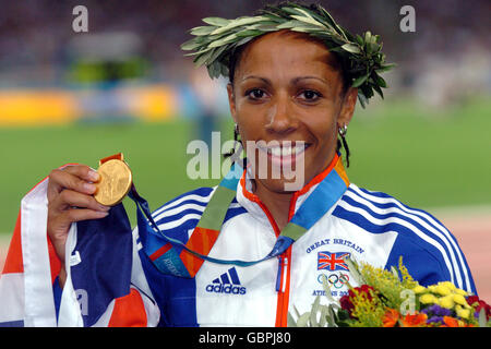 Leichtathletik - Olympische Spiele 2004 in Athen - 1500 m der Frauen - Finale. Der britische Kelly Holmes erhält die Goldmedaille Stockfoto